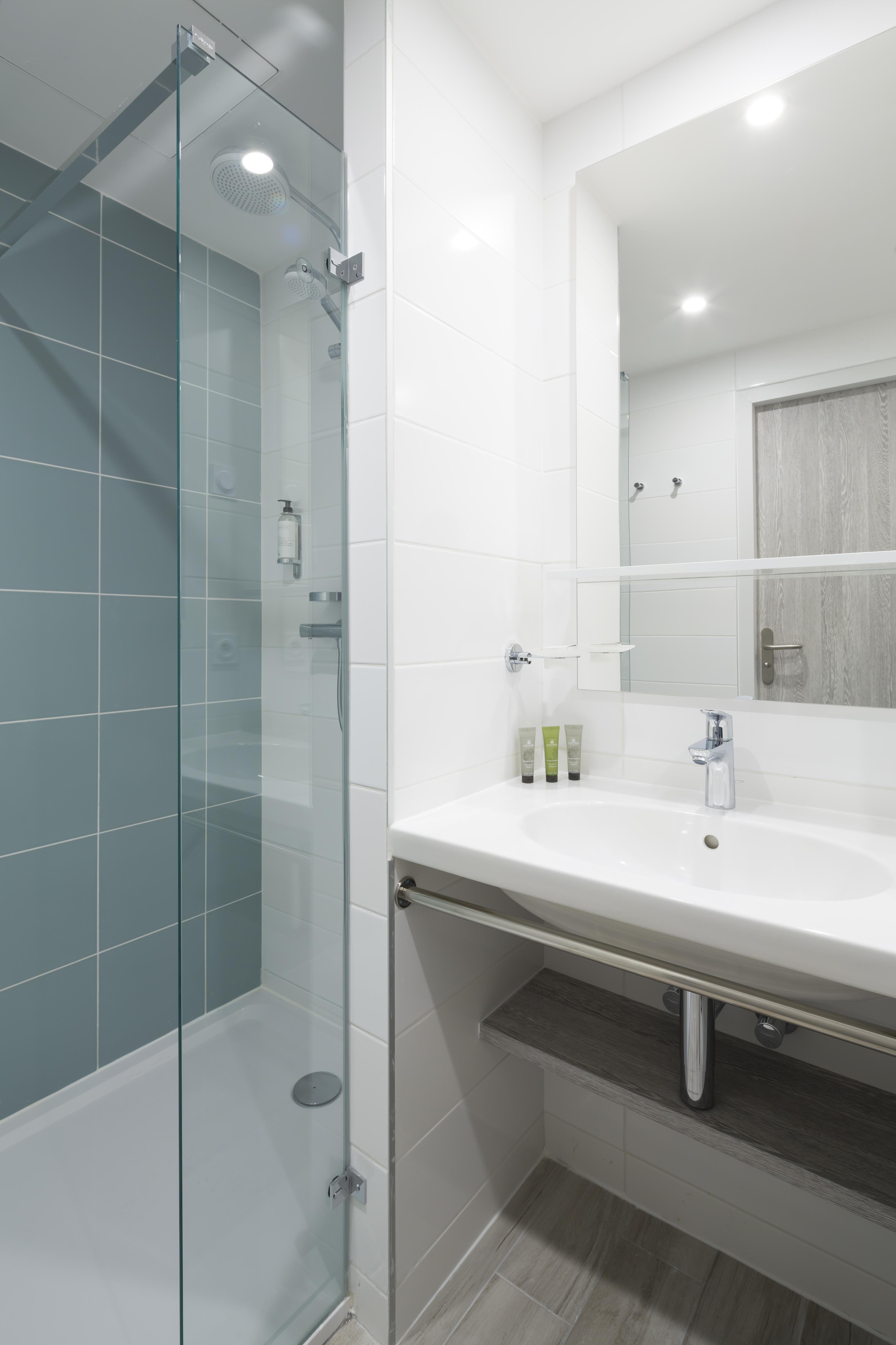 Logis Hotel Les Pins - Operalia Balaruc-les-Bains Buitenkant foto